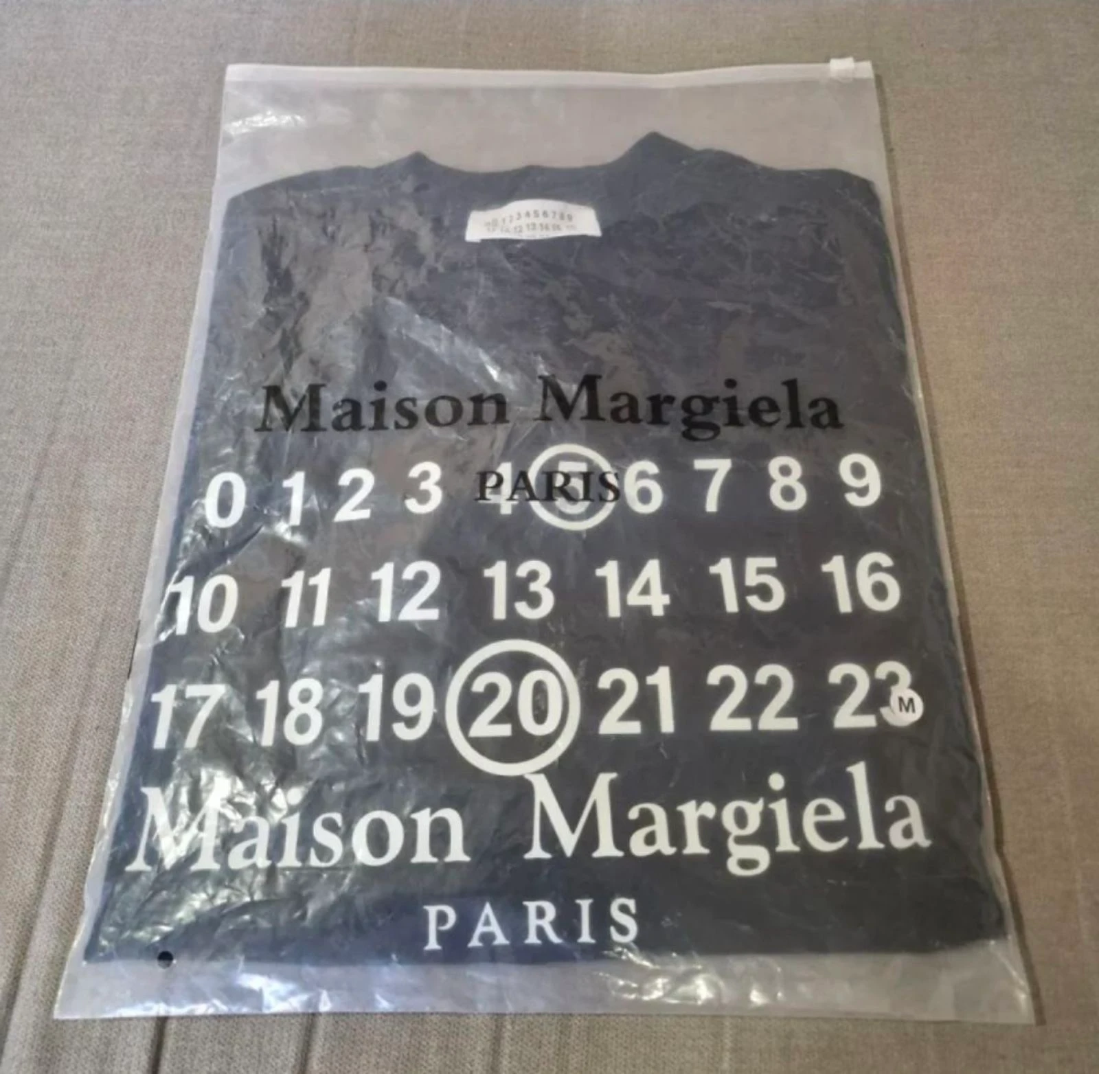 Camisola preta de manga comprida da MM6 Maison Margiela. Manga comprida.
Tamanho M